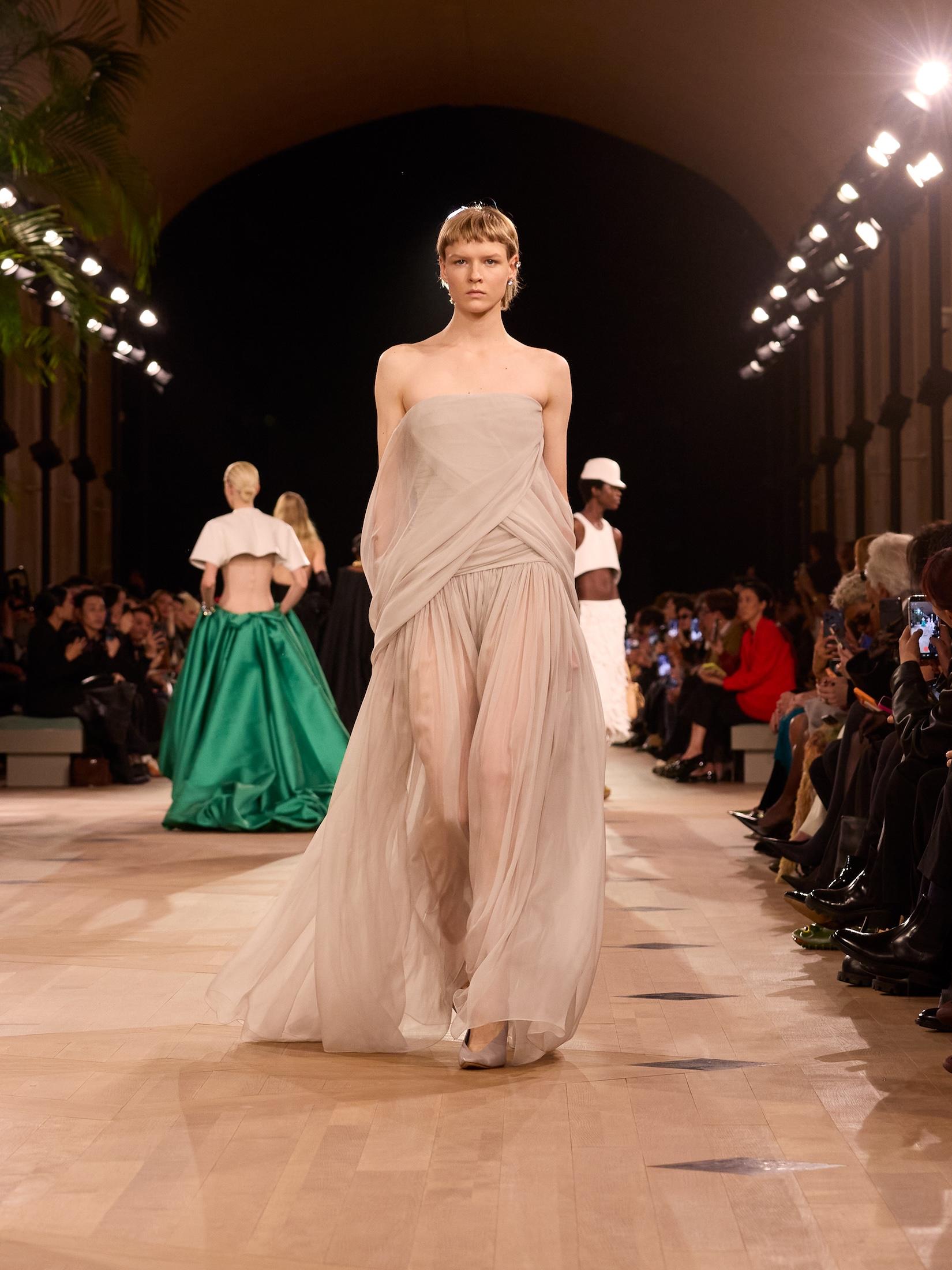Paris Couture's New Silhouette: Corsets, Weightlessness and Clothes That Refuse to Behave — image 2