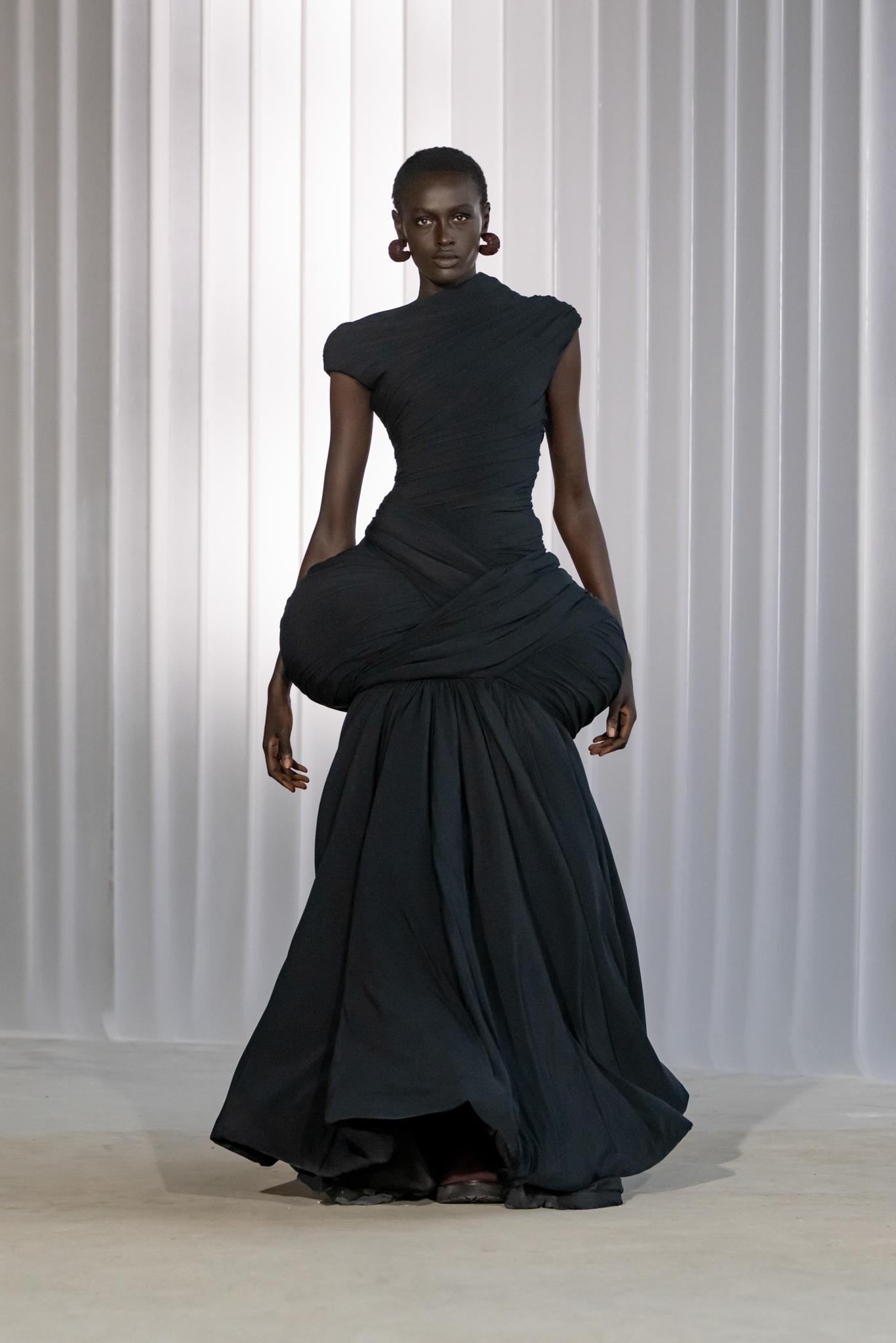Paris Couture's New Silhouette: Corsets, Weightlessness and Clothes That Refuse to Behave — image 4