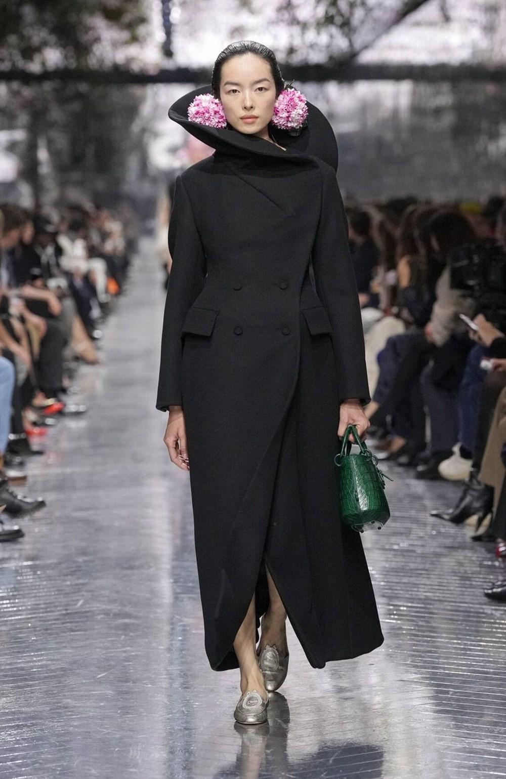 Paris Couture's New Silhouette: Corsets, Weightlessness and Clothes That Refuse to Behave — image 6